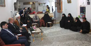 دیدار مسئولین سپاه و بنیاد شهید شاهرود با مادر شهید مدافع حرم قنبریان