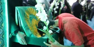آزادی ۹ نفر از زندانیان بیرجند به برکت حضور پرچم حرم مطهر رضوی