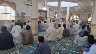 حضور بسیجیان عشایر و عموم مردم در نماز جمعه روستای کوشه تفتان جنوبی به مناسبت هفته دفاع مقدس