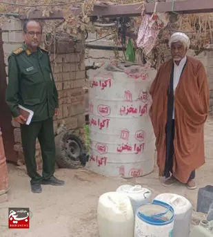 اهدا تانکر آب به خانواده&zwnj;های نیازمند بخش بزمان ایرانشهر&nbsp;