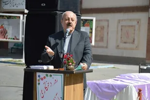پر طاووس قشنگ است، به کرکس ندهند