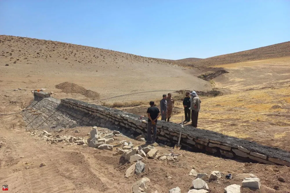 بازدید فرمانده ناحیه مقاومت بسیج کبودراهنگ از پروژه احداث آب‌بندهای خاکی در روستای ولی‌محمد