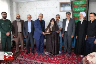 اهدا مدال سرو به مادر شهید &laquo;عباس ابراهیمی ورکیانی&raquo; در هفته بسیج کارمندی