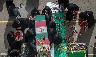 استقبال دانش آموزان اراکی از شهیدان تازه تفحص شده دوران دفاع مقدس در مدرسه