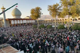 اجتماع بزرگ دانش آموزان شیرازی در پی حادثه تروریستی حرم شاهچراغ (ع)