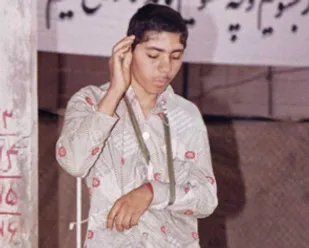 عکس/ نماز دیدنی یک نوجوان