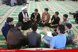 یکنواختی و تعامل نداشتن افراد در حلقه صالحین، آسیب است