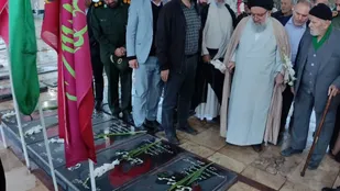 آیت&zwnj;الله سید احمد خاتمی با شهدای زرندیه تجدید بیعت کرد