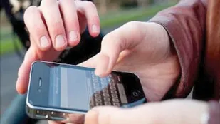 دستگیری دو سارق با اعتراف به 114 فقره موبایل قاپی در اصفهان
