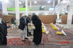۵٠ بسته معیشتی و حمایتی با حضور خادمیاران رضوی در زاهدان توزیع شد