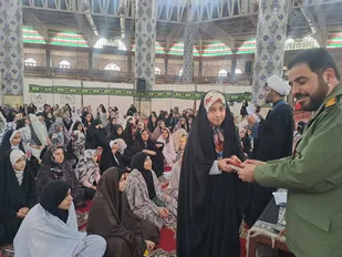 حضور فرمانده ناحیه مقاومت بسیج اردکان در جمع بانوان معتکف در مصلی امام خمینی (ره)