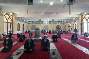 غبارروبی و گلباران قبور مطهر شهدای ارسنجان به مناسبت سالگرد شهادت حاج قاسم سلیمانی