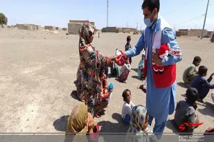 ۳۰۰ بسته عروسک و اسباب بازی بین کودکان روستا&zwnj;های محروم  خاش توزیع شد