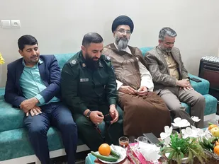 دیدار امام جمعه و فرماندار و فرمانده سپاه پیشوا با خانواده شهید سید مصطفی طباطبایی