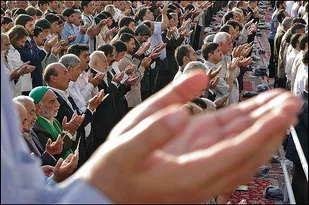 نماز عید سعیدفطر در دیار سیدجمال الدین اسدآبادی اقامه شد