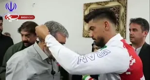 مدال خود را به خانواده شهید مرادی اهدا کرد