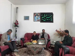 دیدار بسیجیان با خانواده شهدای بخش زالیان شهرستان شازند