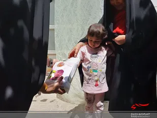 اهداء هدیه به دختران شهدای مدافع حرم  توسط دانش آموزان بسیجی