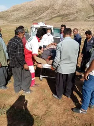 نجات پیرمرد ۷۰ ساله توسط نجاتگران باغملک