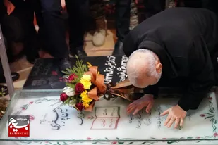 ادای احترام فرمانده کل سپاه پاسداران به سردار سپهبد حاج قاسم سلیمانی