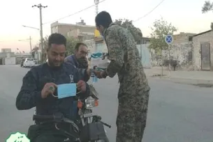 تذکر لسانی به افرادی که با سهل انگاری ماسک نمی زنند و توزیع ماسک به آن&zwnj;ها