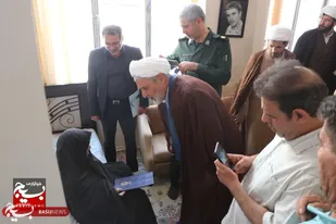 دیدار جانشین نماینده ولی فقیه در سپاه پاسداران با خانواده دو شهید در زنجان
