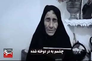 چشمان منتظر مادری که به در خانه دوخته شده