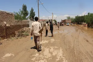 امدادرسانی گروه های جهادی سپاه و بسیج در روستای سیل زده آهنگران فراهان