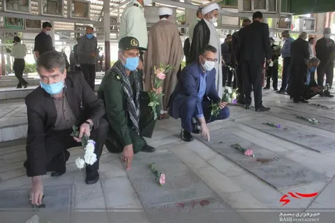 گلباران وعطر افشانی قبورمطهرشهداء شهرستان خمین