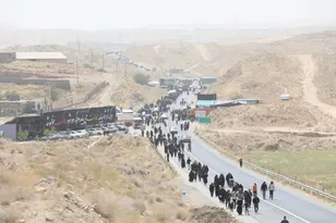 سیل دلباختگان امام رضا(ع) در مسیرهای منتهی به مشهد مقدس