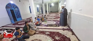 ادای نماز جماعت در مسجدی که چراغ آن مدت ها خاموش بود