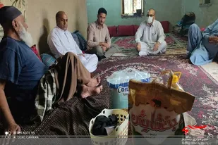 اهدای بسته حمایتی به سالمندان و افراد از کار افتاده