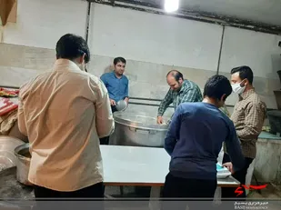 طبخ یک هزار پرس غذای گرم توسط کانون بسیج مهندسین صنعتی اراک+تصاویر