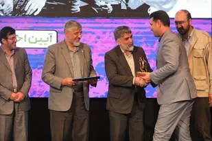 تقدیر از خانواده شهید روح&zwnj;الله عجمیان ورزشکار رشته تکواندو در مراسم برترین&zwnj;های ورزش ایران