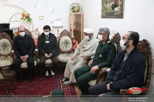 حضور جمعی از مسئولین سپاه زنجان در منزل خبرنگار فقید موج رسا+تصاویر