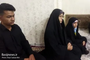 خانواده شهید سابقی نژاد تاج کرامت بر سر دارند