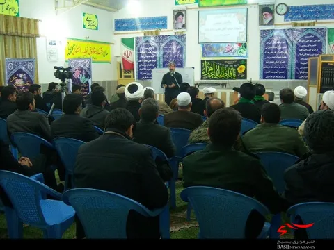 گفتمان جامعه را به سمت و سوی گفتمان انقلابی سوق دهیم