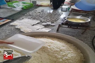 مشق همدلی جهادگران بسیجی سرخه در طبخ غذا