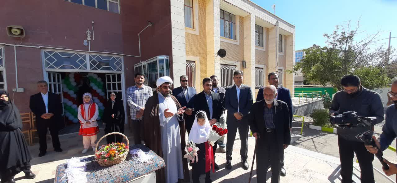 مشایعت فرزند شهید تا مدرسه در آغاز سال تحصیلی زنجان