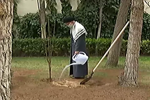 کاشت دو نهال میوه توسط رهبر انقلاب
