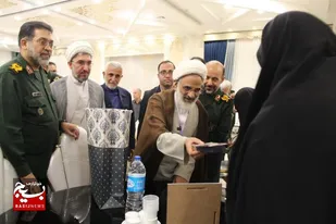 اهدا هدیه متبرک رهبری به خانواده شهدای اقتدار در همدان توسط نماینده ولی فقیه در سپاه