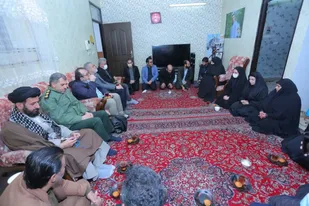 اعضای بسیج رسانه گرمسار با خانواده شهید مدافع امنیت "محمدحسین سروری راد" دیدار کردند