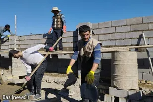 دیوارکشی خانه نیازمند در روستای عین آباد توسط گروه جهادی شهید همدانی