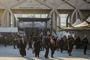 استقبال مردم برای ورود وخروج از مرز بین المللی مهران