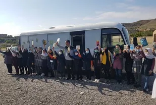 کتابخانه سیار کانون میهمان کودکان و نوجوانان روستاهای مرزی خداآفرین