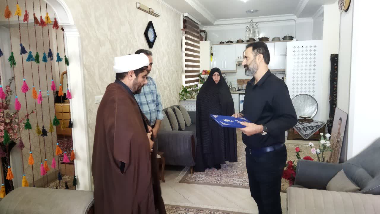تجلیل از خانواده شهید سرباز امیرحسین دلاویز در هفته دفاع مقدس