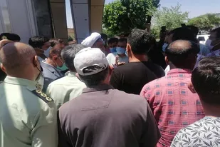 تجمع جمعی از باغداران رباط کریم،در اعتراض به تخریب زمینهای کشاورزی؛
"فرماندار آنها را اقناع کرد"