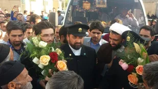 استقبال مردم روستای یکن&zwnj;آباد از خادمان و پرچم امام رضا(ع)