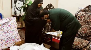 بوسه فرمانده سپاه ثارالله بر دامان مادر شهید