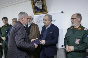 ایستادگی و بصیرت خانواده شهدا بهترین الگو برای ماست